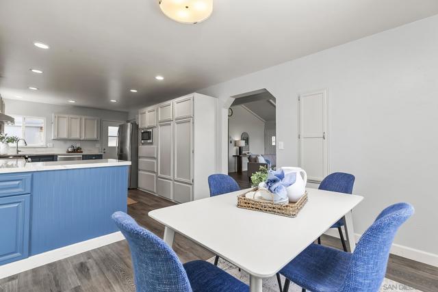 5188 Weymouth Way, Oceanside CA: https://media.crmls.org/mediaz/6f1b1835-bd44-4223-afa5-231de9a99c51.jpg