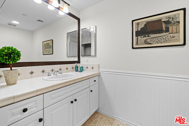 12975 Agustin Place, Playa Vista CA: https://media.crmls.org/mediaz/6f1b9167-1b9a-426e-95e8-33b44cf0d64d.jpg