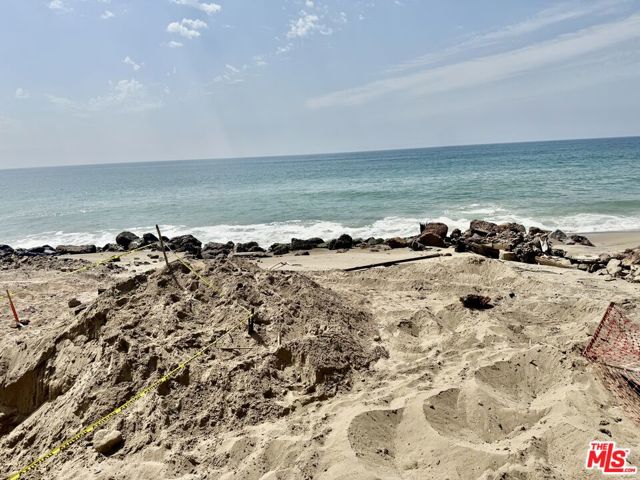 20538 Pacific Coast Highway, Malibu CA: https://media.crmls.org/mediaz/6f1ba302-80a6-47c4-bbfe-9cc95a0b4f30.jpg