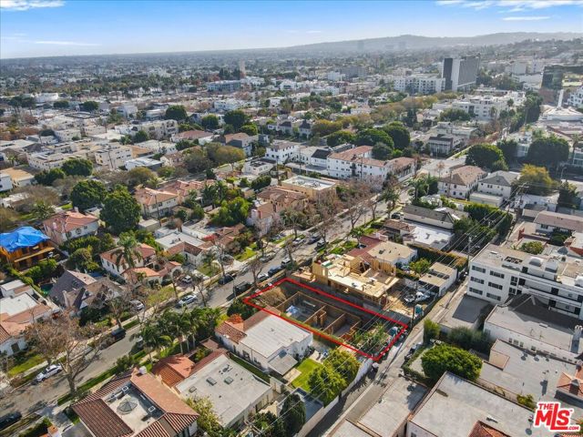 341 S Canon Drive, Beverly Hills CA: https://media.crmls.org/mediaz/6f1bec98-c178-46e2-a96a-3b4a93199fcb.jpg