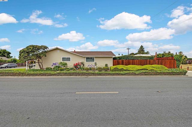 4601 Hampshire Way, Fremont CA: https://media.crmls.org/mediaz/6f1e1ae0-9f94-46eb-bac1-1226c6979453.jpg