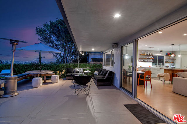 9353 Duxbury Road, Los Angeles CA: https://media.crmls.org/mediaz/6f1ebfd8-0241-4771-9137-de60095bf918.jpg