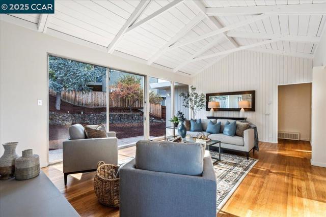 3503 Highland Ave, Redwood City CA: https://media.crmls.org/mediaz/6f206e67-4c83-4a93-8d7d-c49464e8d7bb.jpg