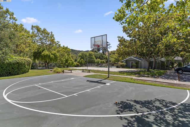 7710 Canyon Meadow Cir, Pleasanton CA: https://media.crmls.org/mediaz/6f21b50c-464d-4bbc-b3a3-d9d49dfb5fb9.jpg