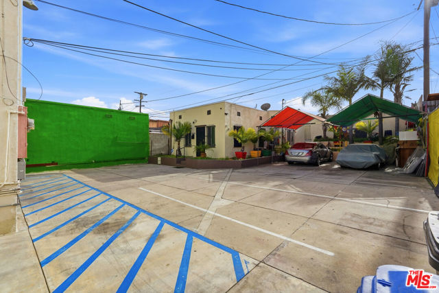 2048 W Florence Avenue, Los Angeles CA: https://media.crmls.org/mediaz/6f23b94a-dbe3-4534-8b78-51897f720dfa.jpg