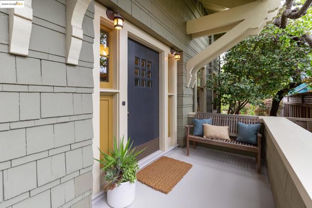 3860 Greenwood Ave, Oakland CA: https://media.crmls.org/mediaz/6f23f049-f85e-4c83-9715-8d7728819cd7.jpg