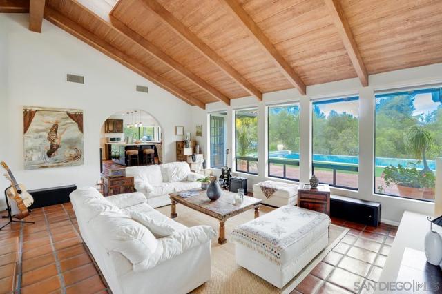 11 Country Glen Rd, Fallbrook CA: https://media.crmls.org/mediaz/6f25361f-3e77-4821-80c2-f88be1ba3c23.jpg