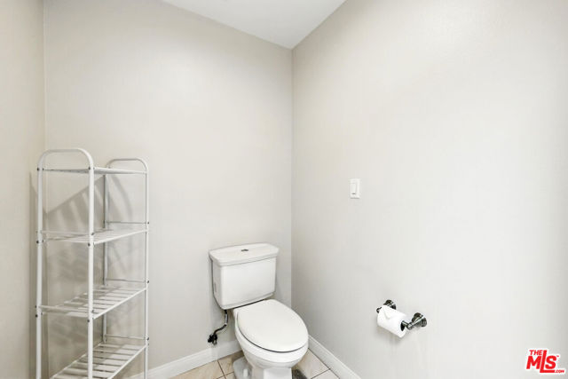 1211 S Shenandoah Street, Los Angeles CA: https://media.crmls.org/mediaz/6f2647f8-b82b-45aa-8846-1c0424863576.jpg