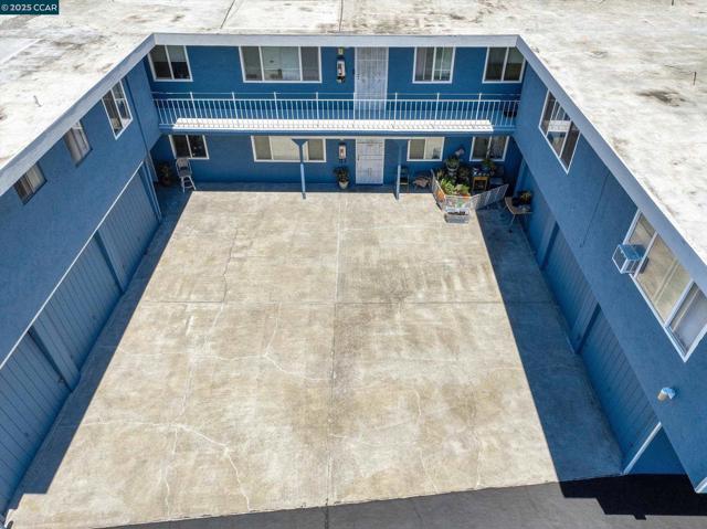2518 Manchester Ave, San Pablo CA: https://media.crmls.org/mediaz/6f266471-d219-4183-82a3-692cc8e3e042.jpg
