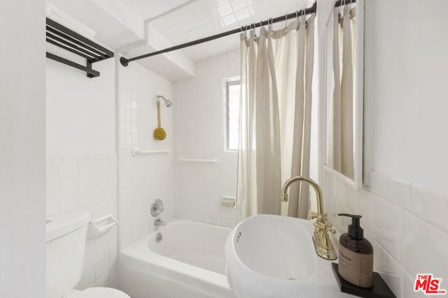 10411 Quito Lane, Los Angeles CA: https://media.crmls.org/mediaz/6f2687b5-2908-4cc2-b060-01666411f54a.jpg