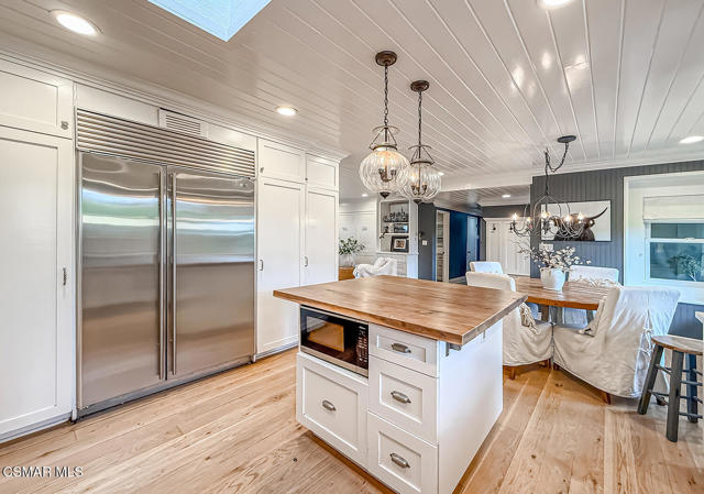 1888 El Monte Drive, Thousand Oaks CA: https://media.crmls.org/mediaz/6f269193-cf59-45e1-b488-aa70436651b2.jpg