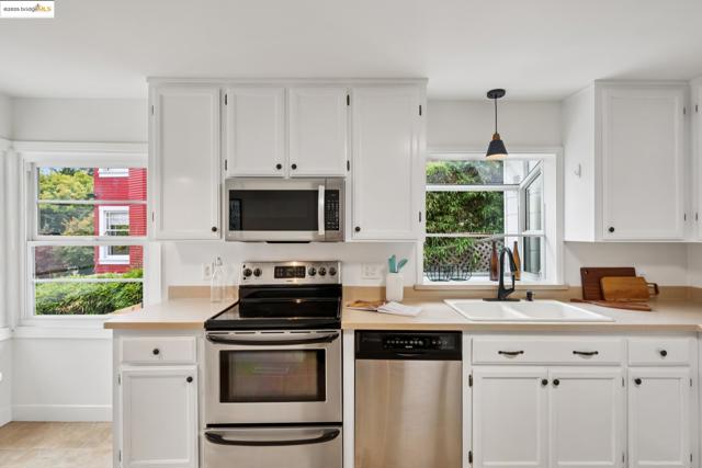 679 Mandana Blvd, Oakland CA: https://media.crmls.org/mediaz/6f26e395-5d2f-4d17-ad1b-324e1bca8f82.jpg