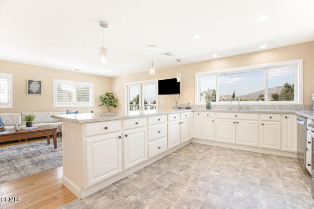 Detail Gallery Image 13 of 64 For 10272 Willow Springs Ln, Sunland,  CA 91040 - 4 Beds | 3 Baths