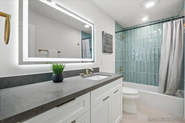 928 Diamond St, San Diego CA: https://media.crmls.org/mediaz/6f277218-4b78-4ec7-81d2-7122c23cc12b.jpg