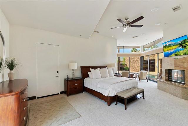 72 Royal Saint Georges Way, Rancho Mirage CA: https://media.crmls.org/mediaz/6f27e294-c571-425d-84a1-18a8a7dc8f85.jpg