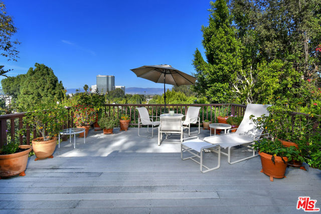 15213 Del Gado Drive, Sherman Oaks CA: https://media.crmls.org/mediaz/6f28da2e-35a9-4336-837a-86905fb0450d.jpg