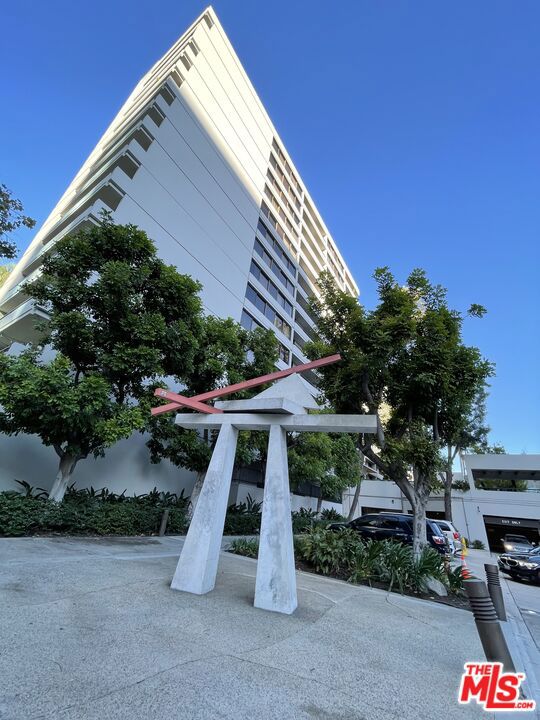 600 W 9th Street, Los Angeles CA: https://media.crmls.org/mediaz/6f2ad75e-a31f-425c-ba09-7170fe962db7.jpg