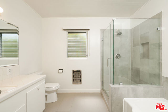 1053 Maroney Lane, Pacific Palisades CA: https://media.crmls.org/mediaz/6f2adebe-50f5-4fcc-8631-255e055189d6.jpg