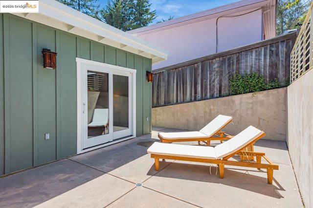 6815 Paso Robles Dr, Oakland CA: https://media.crmls.org/mediaz/6f2c30bc-ca72-4e60-b750-8a3b7041046b.jpg