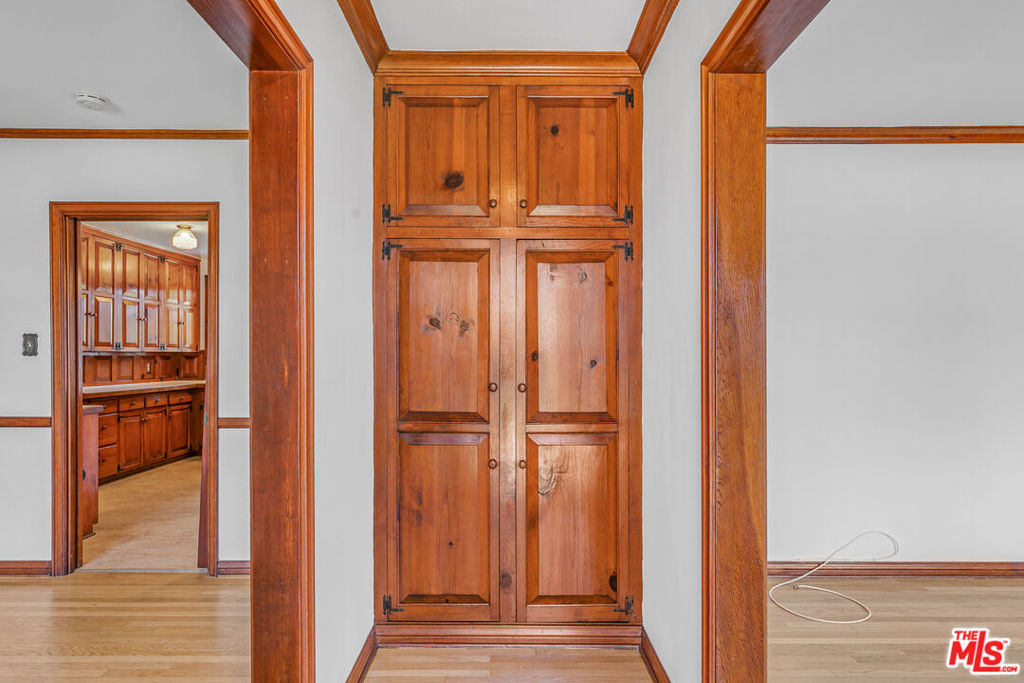 https://media.crmls.org/mediaz/6f2cc4e0-35e5-45cc-9d37-edc43f850440.jpg?preset=X-Large