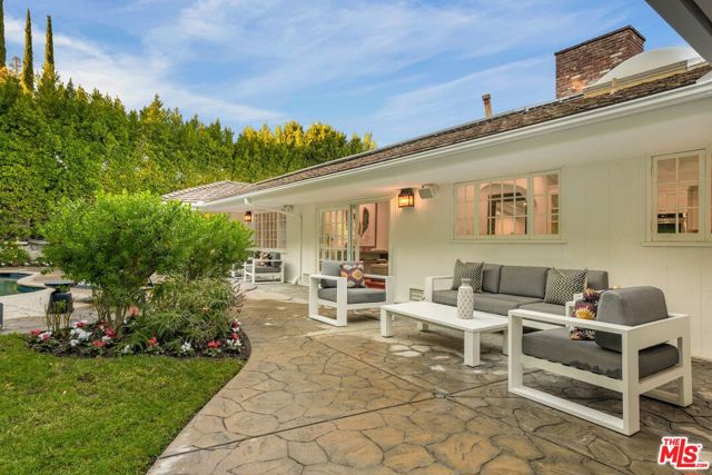 15550 Valley Vista Boulevard, Encino CA: https://media.crmls.org/mediaz/6f2d4eb8-2df8-4476-8730-ea713dd99c8e.jpg