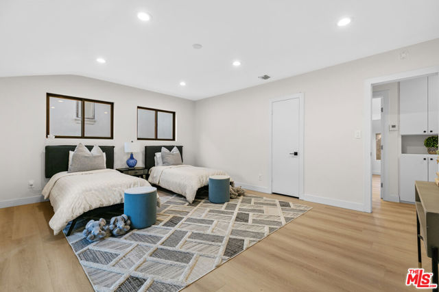 5132 Escobedo Drive, Woodland Hills CA: https://media.crmls.org/mediaz/6f2d8656-4516-4d89-88a0-32ea8e8ca705.jpg