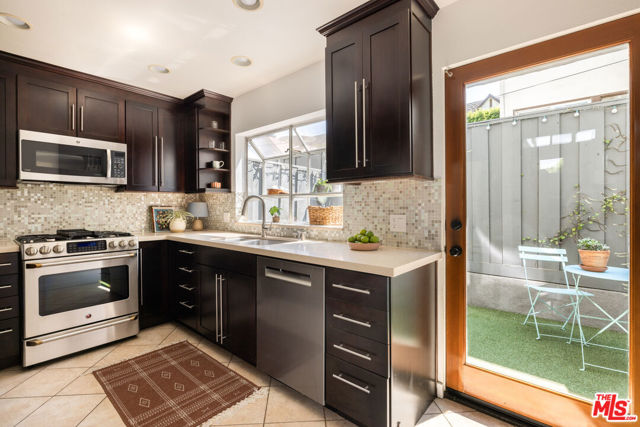 2408 34th Street, Santa Monica CA: https://media.crmls.org/mediaz/6f2deeab-7351-441e-822f-df16b236ce13.jpg