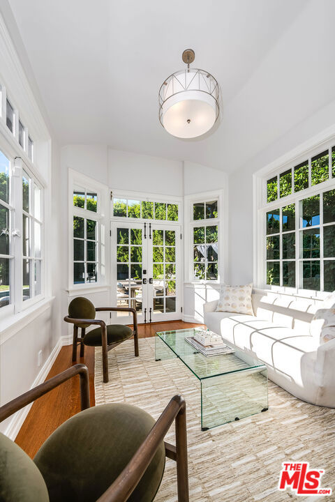 10445 Valley Spring Lane, Toluca Lake CA: https://media.crmls.org/mediaz/6f2e986b-d476-4e3a-9915-21399d852c9f.jpg