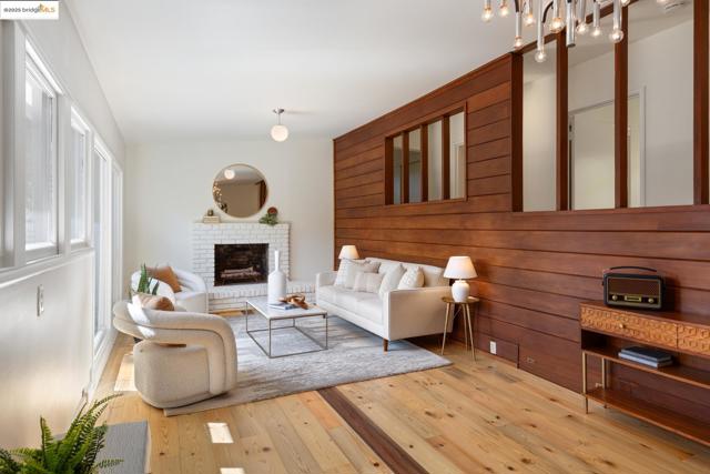 605 Plateau Dr, Kensington CA: https://media.crmls.org/mediaz/6f2eabdf-ab6e-43a3-9a3b-d3415279339f.jpg