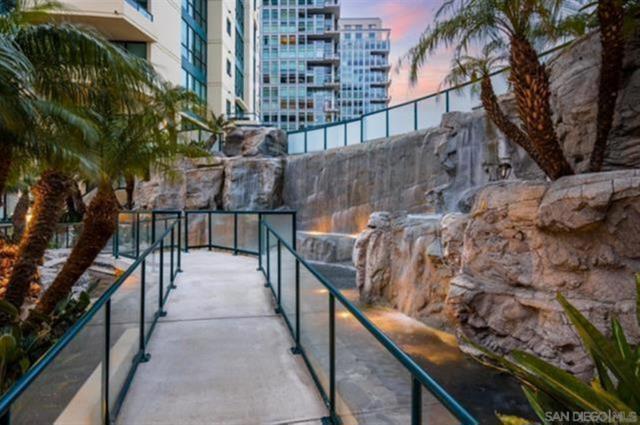 555 Front St, San Diego CA: https://media.crmls.org/mediaz/6f2ede7b-496d-4778-b4e0-d65606a90f31.jpg