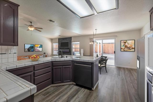 2161 Teakwood Court, Hollister CA: https://media.crmls.org/mediaz/6f2f2776-08ae-44b2-b0f2-f1bf246c2eac.jpg