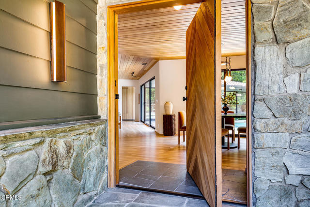 808 Inverness Drive, La Canada Flintridge CA: https://media.crmls.org/mediaz/6f2fa5f1-74ce-4914-ab12-d8ab41294efc.jpg