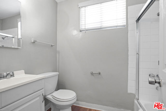 115 N Oak Street, Inglewood CA: https://media.crmls.org/mediaz/6f303329-4c61-4565-ae91-71da418d2f0c.jpg