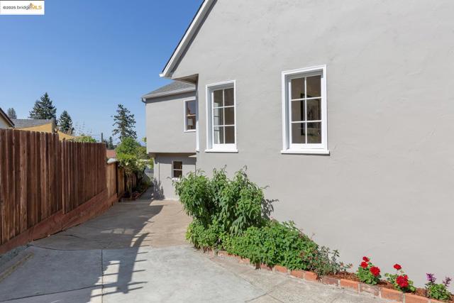 6753 Manor Crest, Oakland CA: https://media.crmls.org/mediaz/6f30b901-4668-473a-a26f-3cd0550e201d.jpg