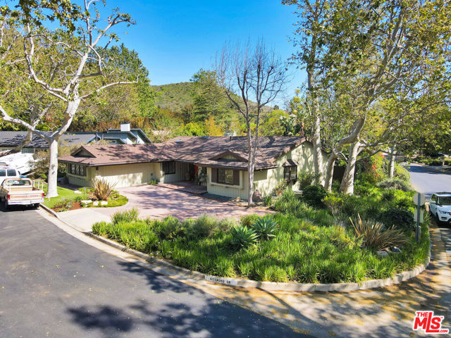 30612 Sicomoro Drive, Malibu CA: https://media.crmls.org/mediaz/6f30de15-6e70-408c-86b9-aa8f7267a644.jpg