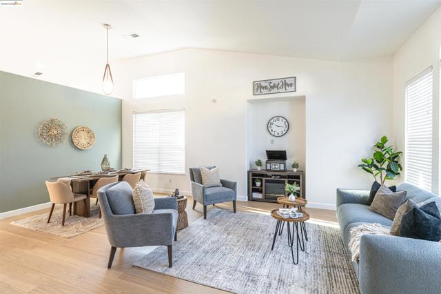 5425 Spur St, Riverbank CA: https://media.crmls.org/mediaz/6f31ef73-4a99-4780-987d-d01d5dcd4e76.jpg