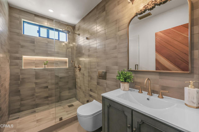 1710 N Oxford Avenue, Pasadena CA: https://media.crmls.org/mediaz/6f3222f3-5b01-47d4-bb2c-732f3618bc75.jpg