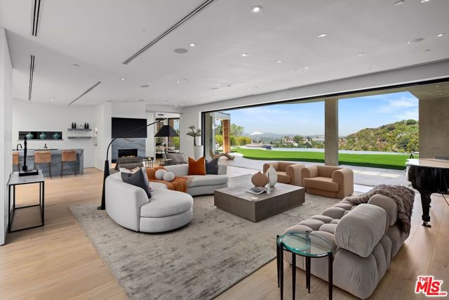 455 Castle Place, Beverly Hills CA: https://media.crmls.org/mediaz/6f33712c-8b4f-4735-bd7d-5c84c99cdbab.jpg