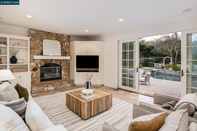 45 Lark Pl, Alamo CA: https://media.crmls.org/mediaz/6f33db5b-1d52-4042-8c66-14724b16f4a7.jpg