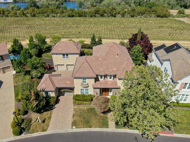 2307 Vineyard Heights Ln, Pleasanton CA: https://media.crmls.org/mediaz/6f34e588-f12a-4803-943b-8e4f07adde0a.jpg