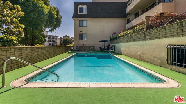 1201 Roxbury Drive, Los Angeles CA: https://media.crmls.org/mediaz/6f34e5c0-9c3f-4d82-92ed-8b20a9528f0a.jpg