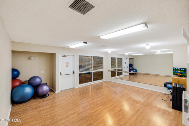 348 Chestnut Hill Court, Thousand Oaks CA: https://media.crmls.org/mediaz/6f34f538-b989-45bd-9548-c895428440ca.jpg