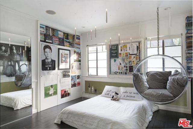 1259 S Bedford Drive, Los Angeles CA: https://media.crmls.org/mediaz/6f353e5f-baf5-417e-bf19-4351e1c0afdf.jpg
