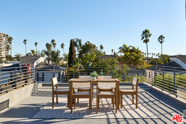 653 Oxford Ave, Venice CA: https://media.crmls.org/mediaz/6f35b4c1-0f1a-4ec7-9859-490186ced77e.jpg