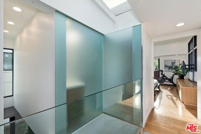 832 Superba Avenue, Venice CA: https://media.crmls.org/mediaz/6f360d74-53e9-402a-a262-c4fc81131d46.jpg