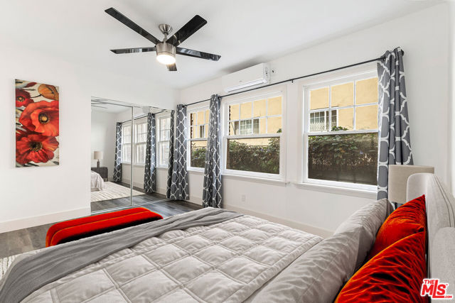453 S Wilton Place, Los Angeles CA: https://media.crmls.org/mediaz/6f36116d-98d9-4538-81eb-77735fb61a14.jpg