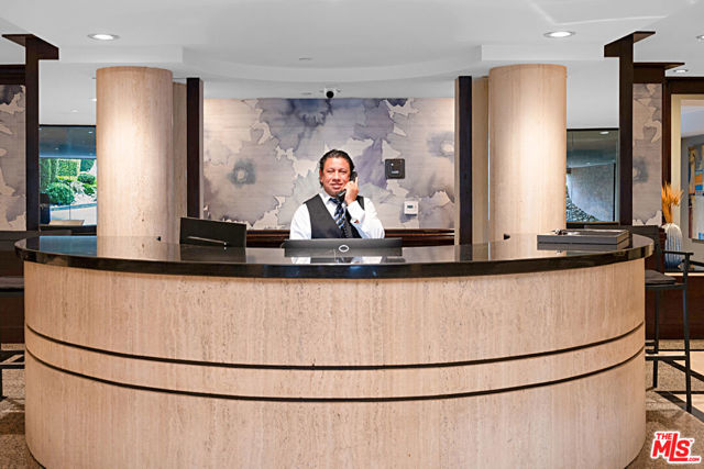 200 N Swall Drive, Beverly Hills CA: https://media.crmls.org/mediaz/6f37d5fb-eae1-4a39-9c84-c9ff9a7a8a43.jpg