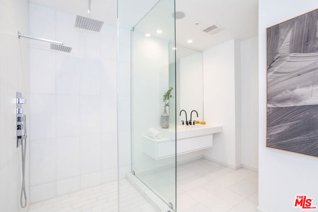 9406 Lloydcrest Drive, Beverly Hills CA: https://media.crmls.org/mediaz/6f386c7c-cddf-40da-8487-0efc3b102054.jpg