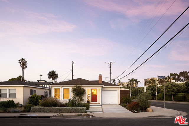 2432 Cloy Avenue, Venice CA: https://media.crmls.org/mediaz/6f38b953-aaa6-45a1-8f0b-4fe5e3235a36.jpg