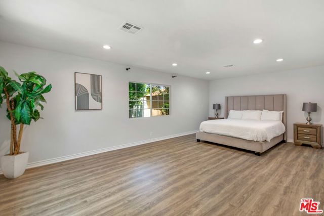 7731 Oak Park Avenue, Lake Balboa CA: https://media.crmls.org/mediaz/6f39362c-a31e-45d9-87c6-6cfaa3406602.jpg